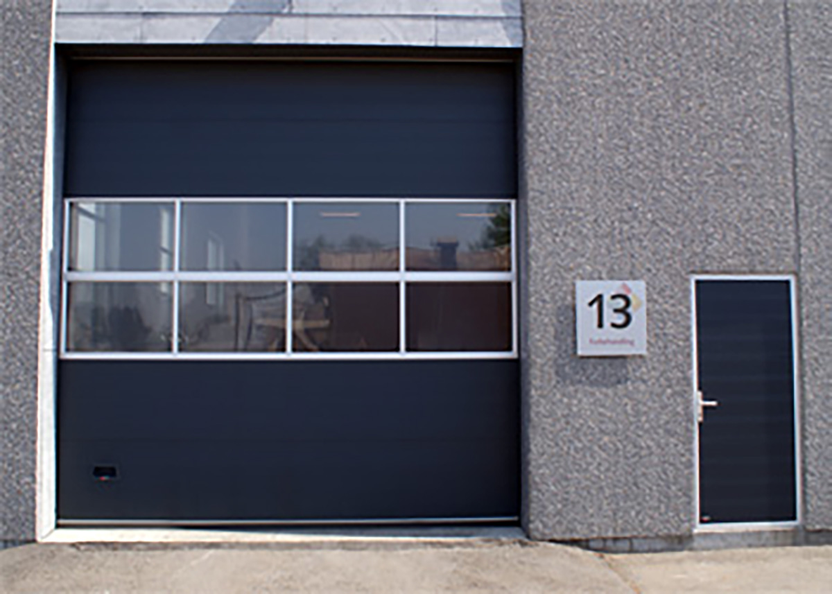 NASSAU separate economy facade door NASSAU separate economy facade door