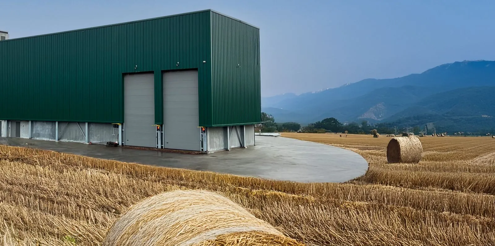 AI-generet-billede-af-porte-energibygning-med-mark-udenfor-bjerg-baggrund